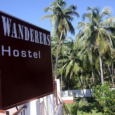 Wanderers Hostel Morjim Luaran gambar