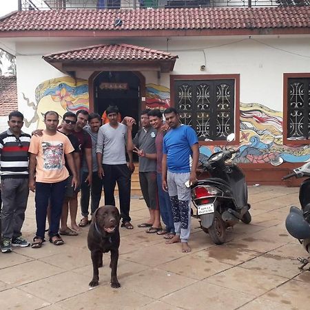 Wanderers Hostel Morjim Luaran gambar
