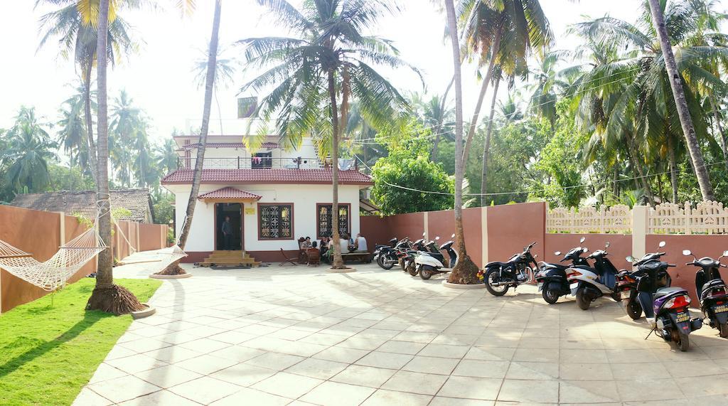 Wanderers Hostel Morjim Luaran gambar
