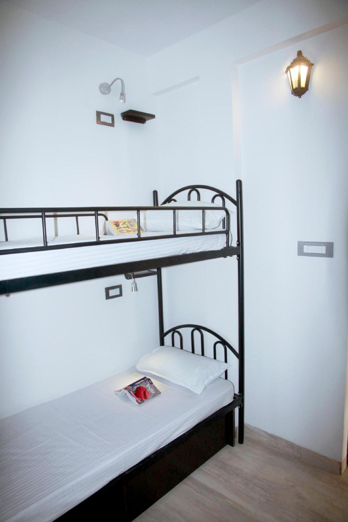 Wanderers Hostel Morjim Luaran gambar