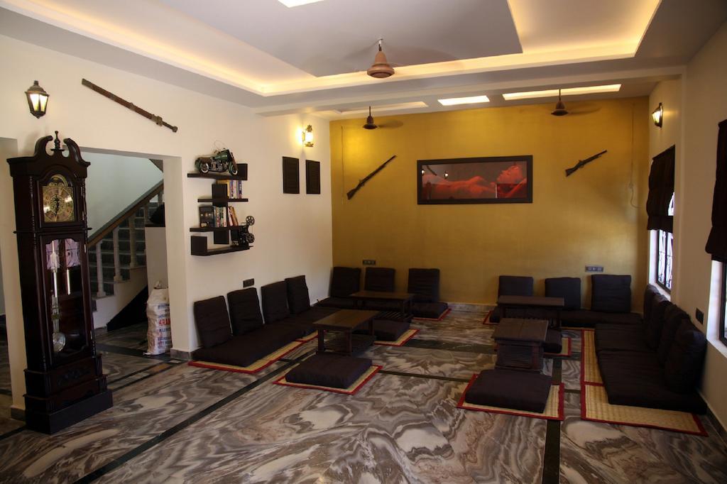 Wanderers Hostel Morjim Luaran gambar