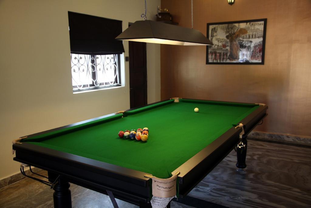 Wanderers Hostel Morjim Luaran gambar