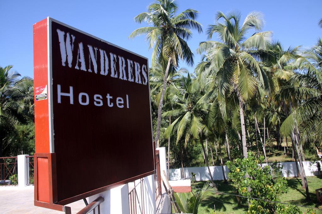Wanderers Hostel Morjim Luaran gambar
