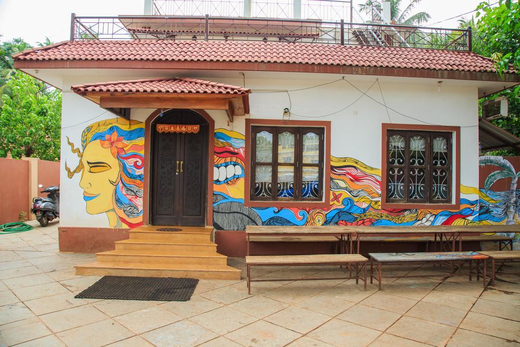 Wanderers Hostel Morjim Luaran gambar