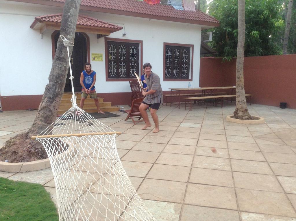 Wanderers Hostel Morjim Luaran gambar