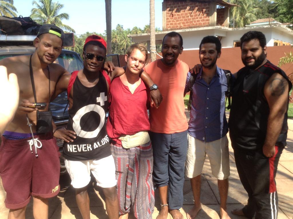 Wanderers Hostel Morjim Luaran gambar